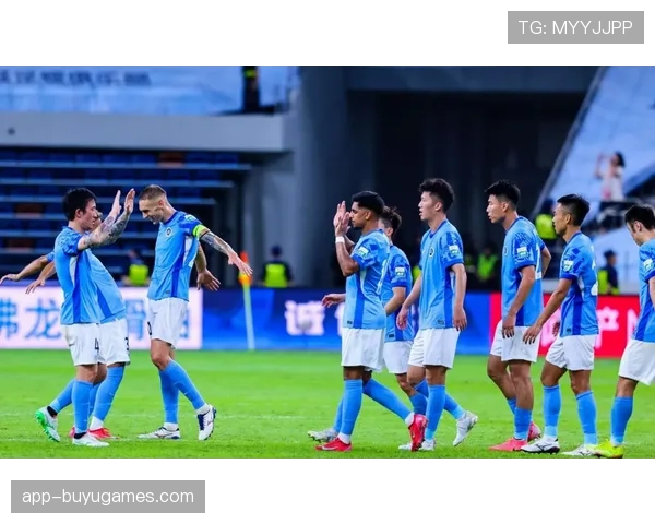 【2026年4月中超联赛·赛中·特写聚焦:暴雨中坚守,深圳新鹏城球迷高唱队歌助威 【2026年4月中超联赛·赛中·特写聚焦:暴雨中坚守,深圳新鹏城球迷高唱队歌助威