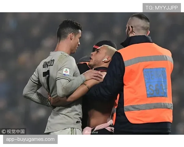 赛场“最佳观众”——一只误入球场的小狗被安保人员安全抱离，引发观众欢笑